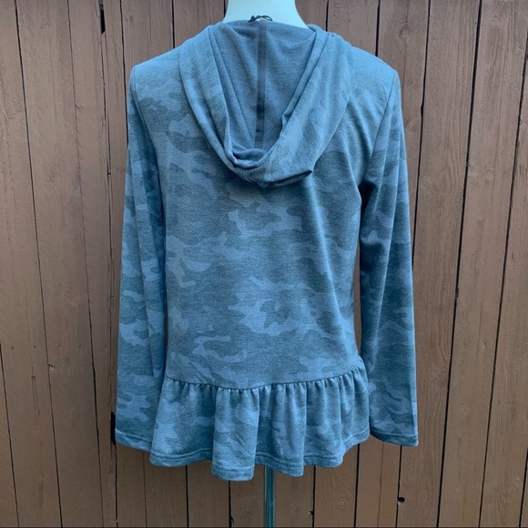 Jane and Delancey | Size Small NWT Grey Camo Hood Long Sleeve Top w/ Ruffle Hem - Picture 10 of 11